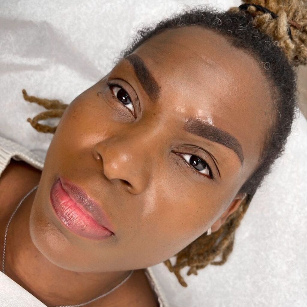 Eyebrow microblading for oily skin
